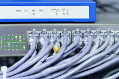 LAN vs. Fiber Optik: Sebuah Pertarungan Kecepatan, Mana yang Lebih Unggul?